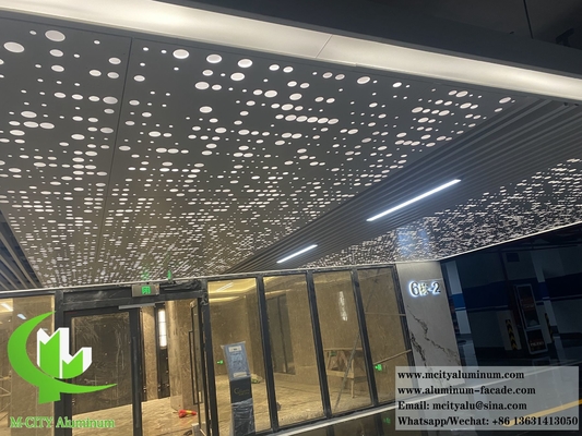 Geperforeerd metalen plafond Aluminium plaat Duurzaam materiaal met LED-licht Moderne ontwerp