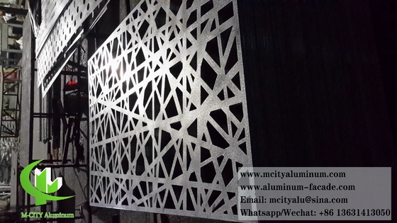 Metalen platen van geperforeerd aluminium voor de bekleding van betonnen gevels