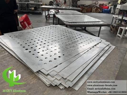 Perforerende metalen scherm Aluminiumplaat 3 mm Dikte PVDF Duurzame coating voor buitenwandbekleding