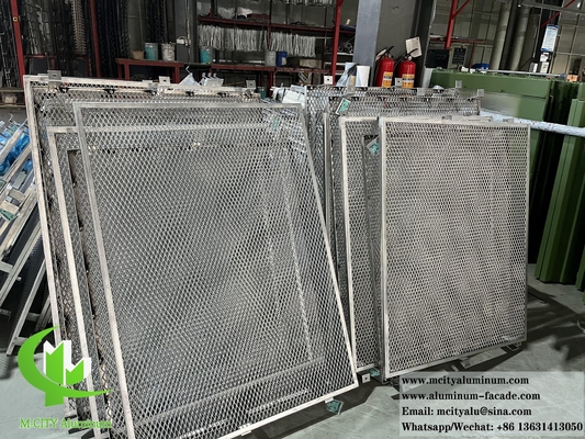 Metalen scherm voor wandbekleding en gevelversiering