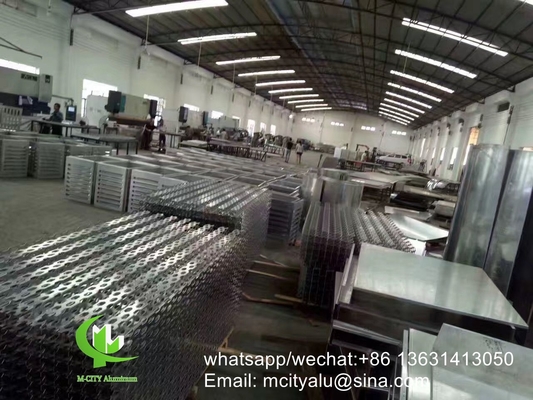 CNC-laserscherm Geperforeerd 2,5 mm Metalen aluminium bekledingspaneel voor gordijnwand met messingkleur