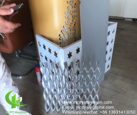 Hoofdstuk van de gevel van het gebouw