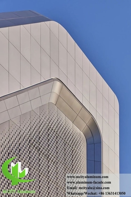 Op maat gemaakte afmetingen specificaties vormen en kleuren voor geperforeerde aluminium gevelpanelen voor architectonische bekleding