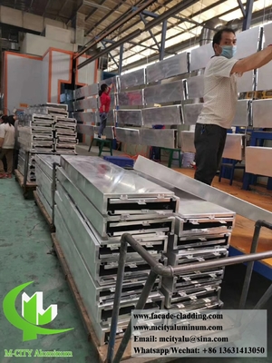 Voorziening met metaal bekleding