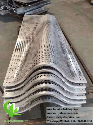 3D-vorm Geperforeerde metalen bekleding aluminium gevels ronde gaten zilveren kleur voor gebouwmuur
