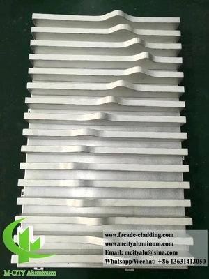 Metalen plafond met golvende 3D-afdrukken metalen gevels met aluminiumbuis, gelast op maat gemaakte bekleding