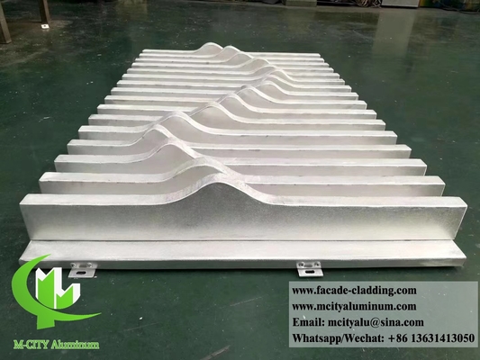 Metalen plafond met golvende 3D-afdrukken metalen gevels met aluminiumbuis, gelast op maat gemaakte bekleding