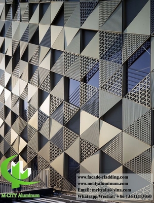 Driehoekige vorm Geperforeerd metalen bekleding aluminium gevels voor gebouwen van architectonische aard