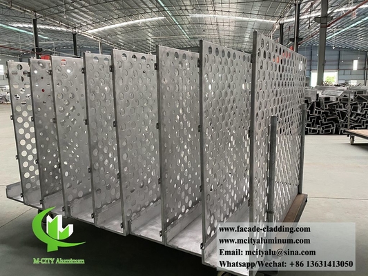 Metalen gevels op maat, aluminium bekleding met ronde gaten