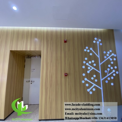 Houten wandbekleding van massief aluminium van houtkorrelkleur voor interieurwandversiering