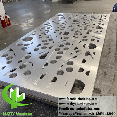 Perforated metal screen aluminium facade met een plaat met decoratieve patronen