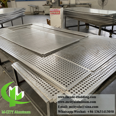 Perforated metal screen aluminium facade met een plaat met decoratieve patronen