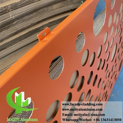 Metalen scherm met perforatie ronde gaten, poederlaag, oranje kleur