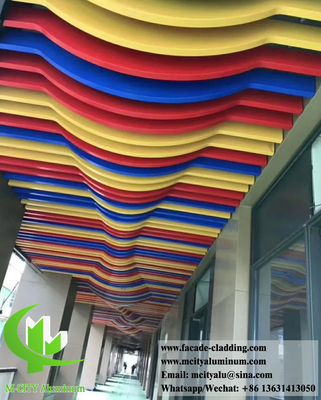 Rode kleur metalen bekleding 3D-ontwerp voor gevelwanddecoratie PVDF verf Duurzame coating