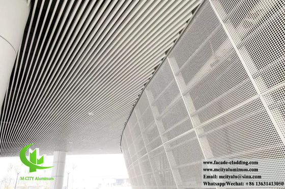 Geperforeerd gegolfd gaas Aluminium bekleding Buitenversiering PVDF Wit kleur