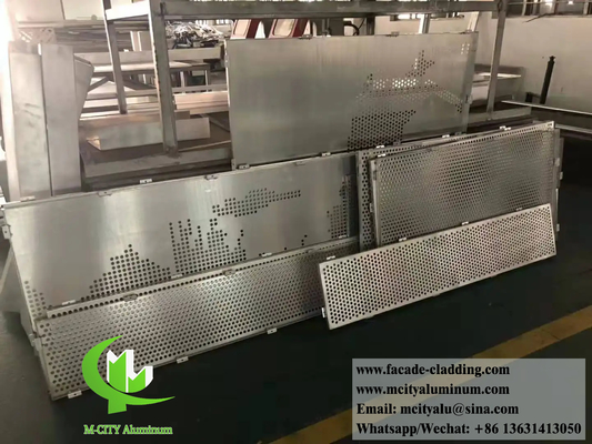 Metalen muurpaneel met een patroon met poeder, bedekt met witte kleur